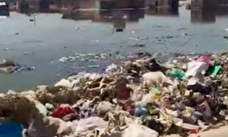 الأوساخ المتناثرة والمياه الراكدة تغزو احياء أنواكشوط